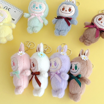 Schattige pluis pop sleutelhanger met aanpasbare kenmerken en materiaal