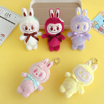 Schattige pluis pop sleutelhanger met aanpasbare kenmerken en materiaal