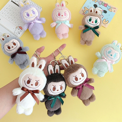 Schattige pluis pop sleutelhanger met aanpasbare kenmerken en materiaal