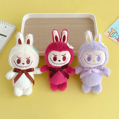 Schattige pluis pop sleutelhanger met aanpasbare kenmerken en materiaal