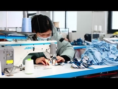 Productievideo in een atelier voor op maat gemaakte poppen